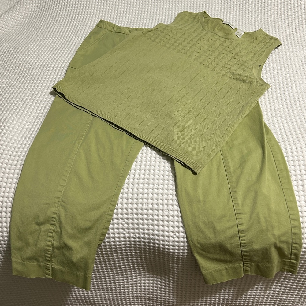 Liz golf matching capri and sweater vest set in lime green